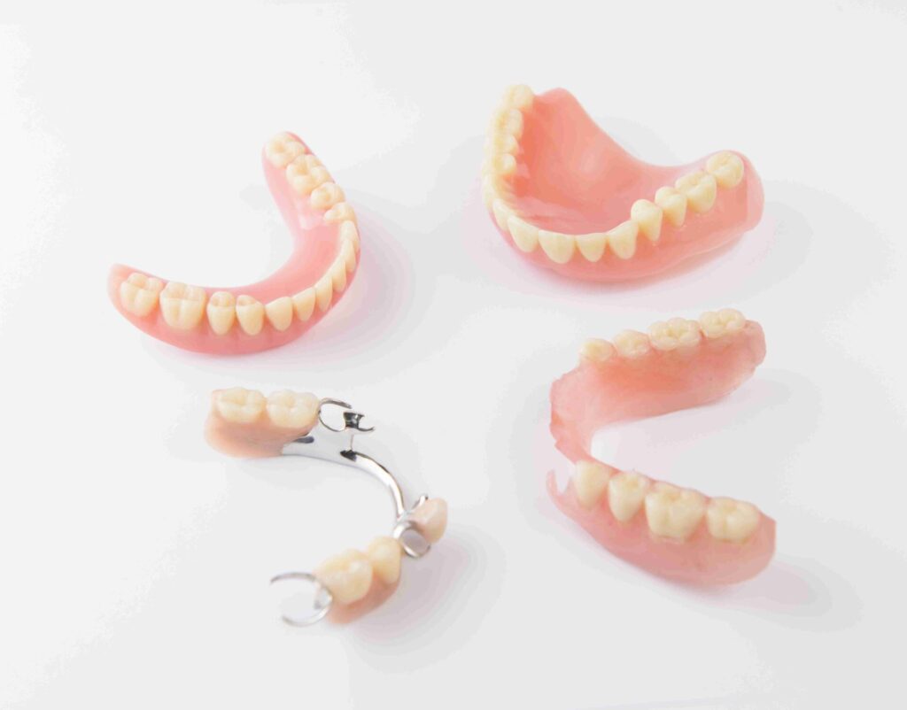 目立たない部分入れ歯と保険適用の入れ歯との違い